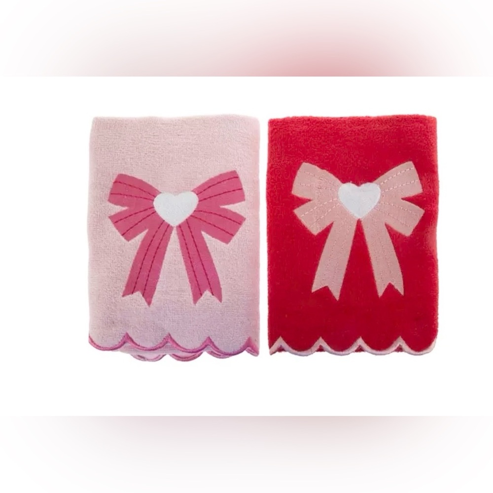 Bundle Plush Pig with Heart & Heart Bows Scalloped Tea Towels NEW